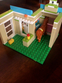 LEGO FRIENDS: Heartlake Vet (3188) W/INSTRUCTIONAL MANUAL 100% COMPLETE