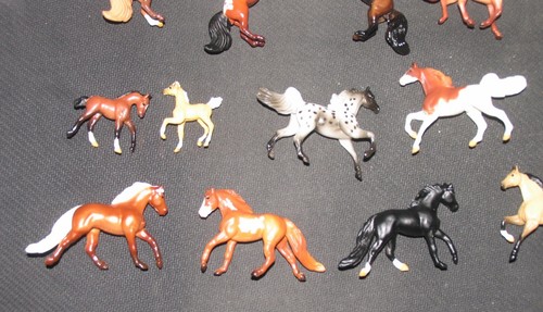 Breyer Mini Whinnies Serie 3 Überraschung Komplettsatz 17 mit Verfolgungsjagd Stück Pferd - Bild 5 von 13