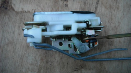 DAIHATSU DOOR LOCK MECHANISM RH 6931087242000 - Picture 4 of 7