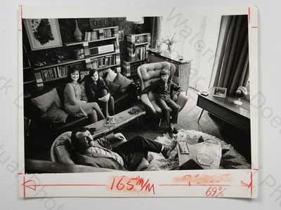 Barbara Mitchell Schauspielerin Familie zu Hause Wohnzimmer 1970er Vintage TV Zeiten Foto