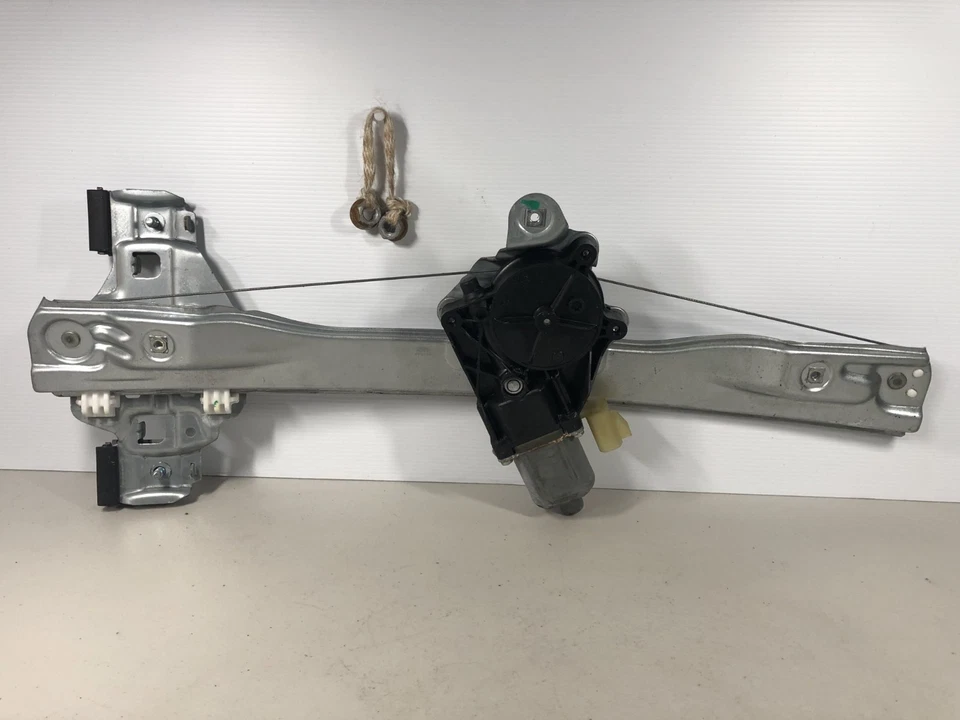 Holden Cruze JH Lef Rear Window Regulator With Motor Hatch Type 2011-2017 - Image 2 of 3