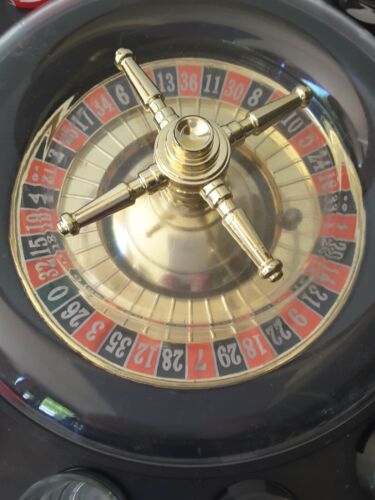 CASINO VINTAGE RARE ROULETTE WHEEL WITH GAMING NUMBERS ON GLASSES REFER PHOTOS - Foto 1 di 10