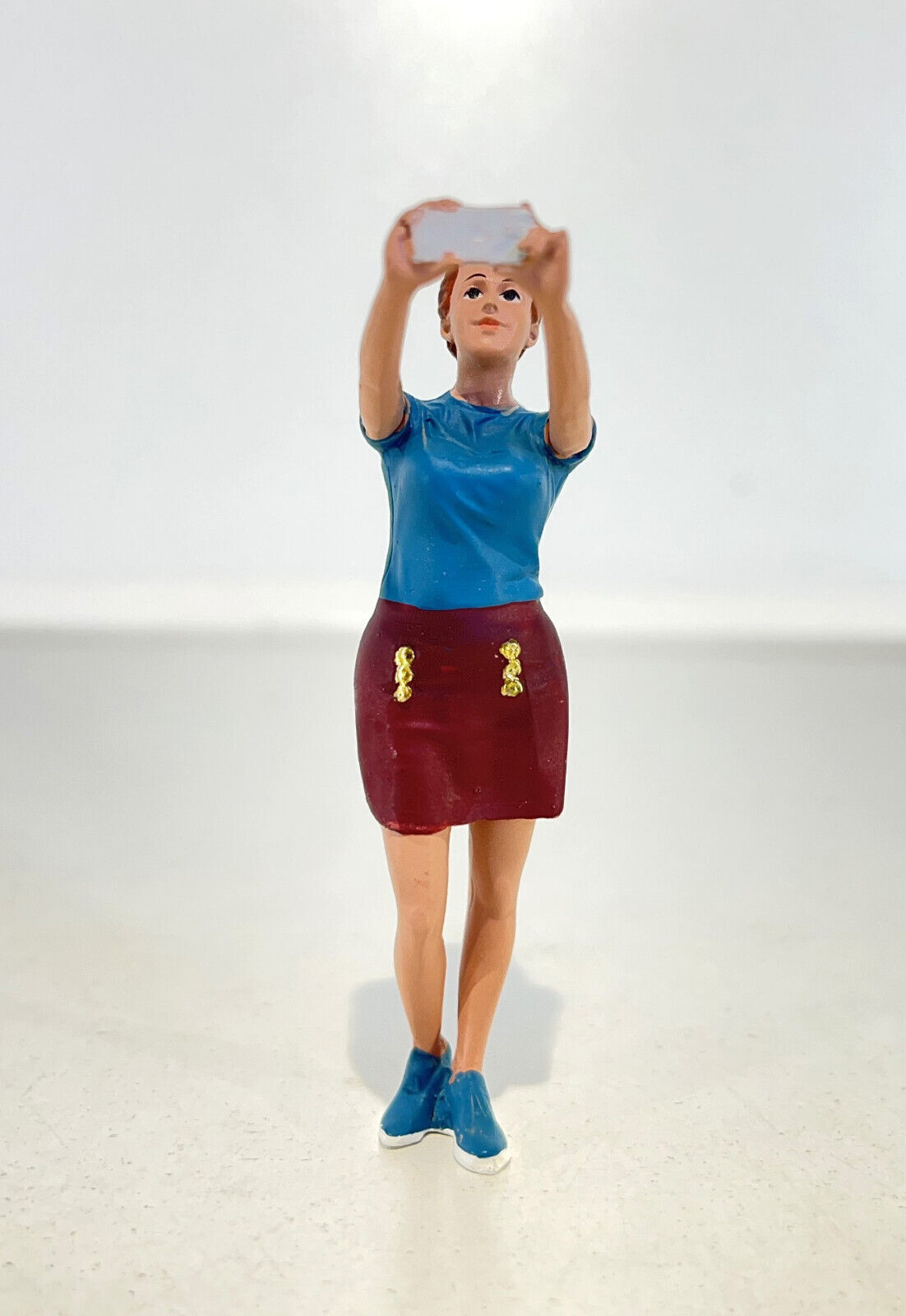 American Diorama Gauge G ""Girl Takes a Selfie"" Article: 24702