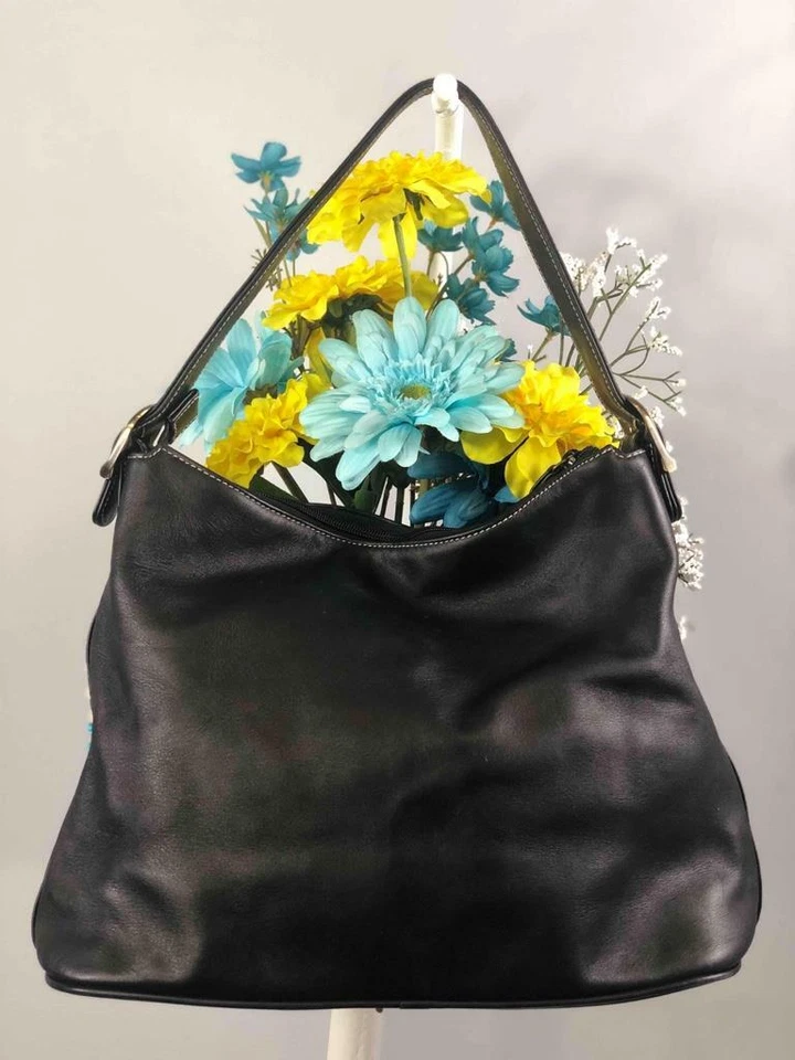 Bolsa de ombro ISABELLA FIORE "Mina" concha do mar chocada frisada couro preto hobo - Imagem 2 de 4
