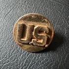 VINTAGE WWII ERA US ARMY MILITARY SCREW BACK UNIFORM COLLAR BUTTON BADGE