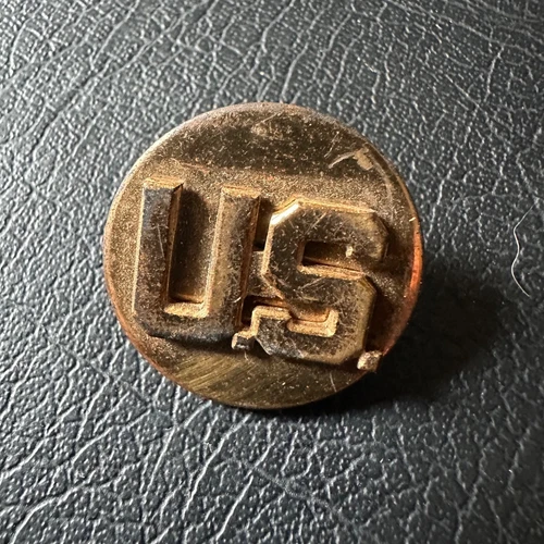 VINTAGE WWII ERA US ARMY MILITARY SCREW BACK UNIFORM COLLAR BUTTON BADGE