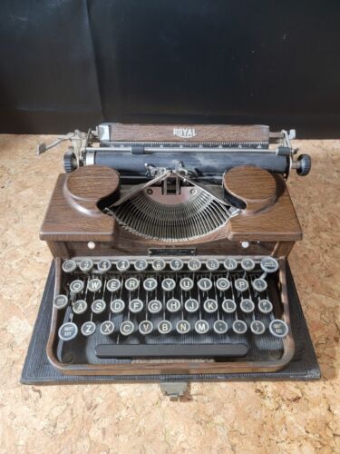Vintage Royal Wood Grain Typewriter - Classic Typing Experience - Retro Office - Picture 1 of 2
