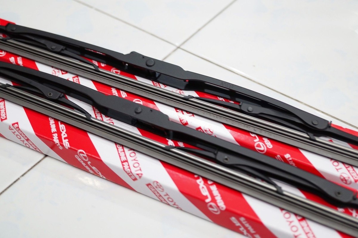 GENUINE TOYOTA HILUX FORTUNER 2005-2014 FRONT WIPER BLADE