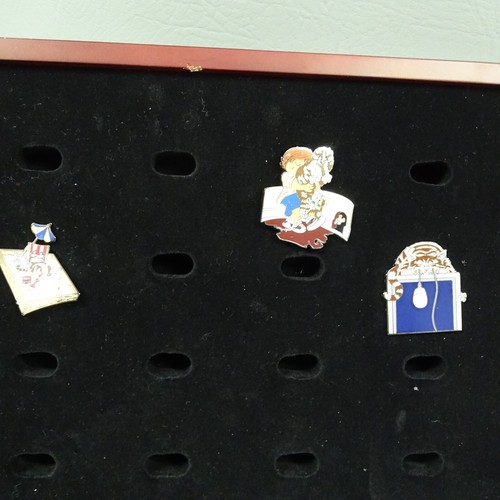 23 Gary Patterson Cat Pins & Display Box - Picture 3 of 7