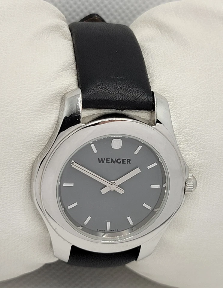 Reloj analógico Wenger para dama tono plata esfera gris correa de cuero negro 092 2040 I1 Foto 3 de 4
