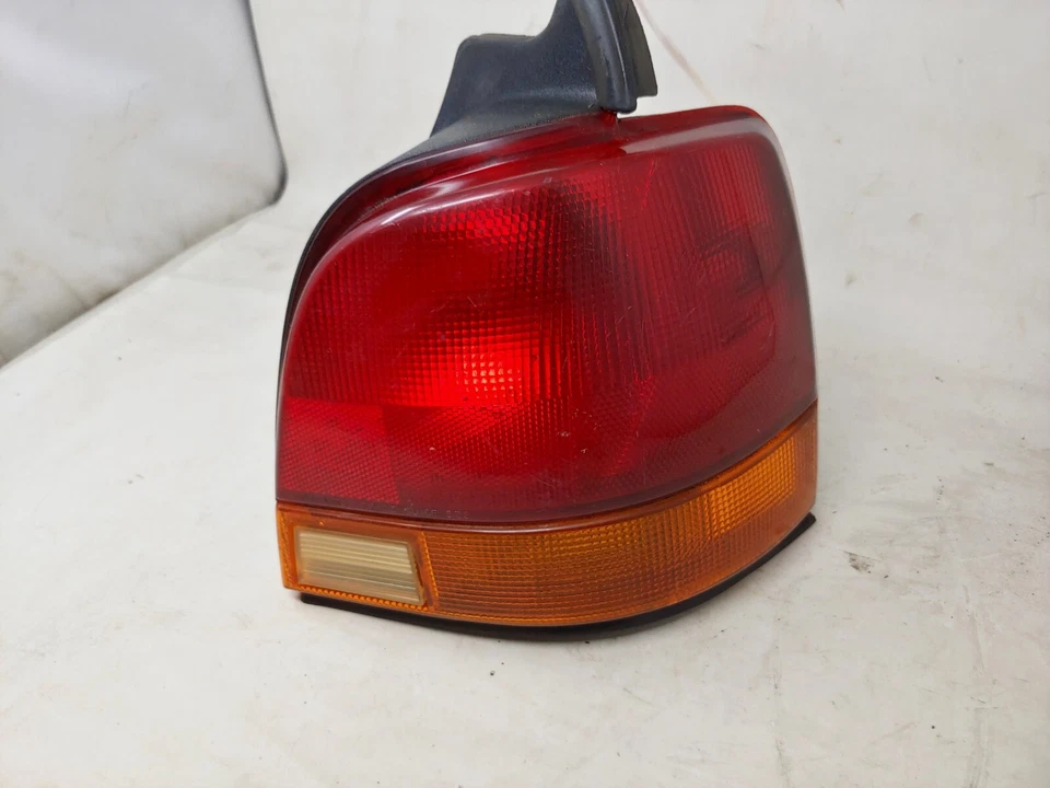 原始设备制造商 Saturn SW1 和 SW2 车厢尾灯 1993 - 95 右通行证侧 — 第 3/4 张图片