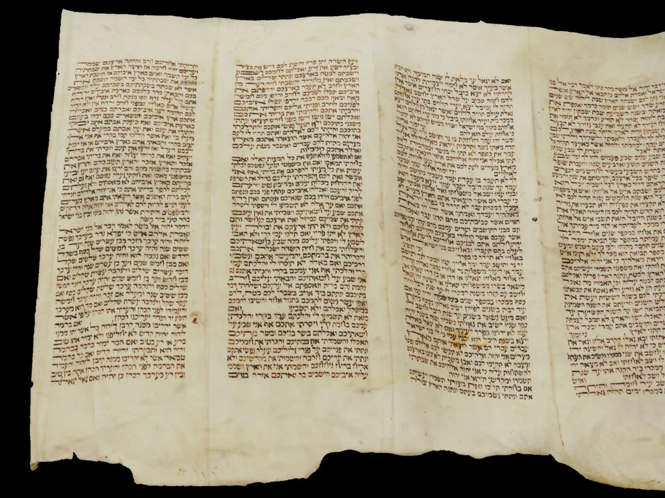 EXTREMELY RARE TORAH BIBLE FRAGMENT 250-300 YEARS OLD ON CALF PARCHMENT JEWISH - Image 3 of 4