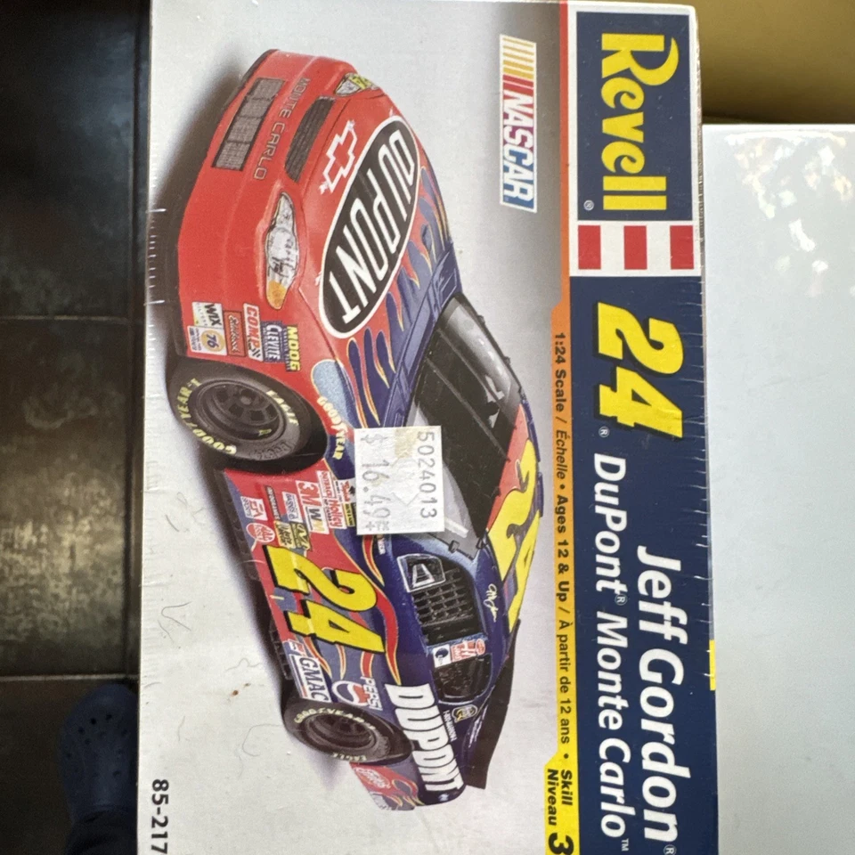 Revell Jeff Gordon DuPont Monte Carlo 2003 modelo NASCAR 1/24 NUEVO EN CAJA envío rápido Foto 4 de 4