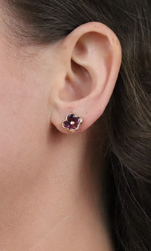 Brincos de ouro amarelo 14k com flor de granada de rodolita natural 3/8 pol. - Imagem 2 de 4