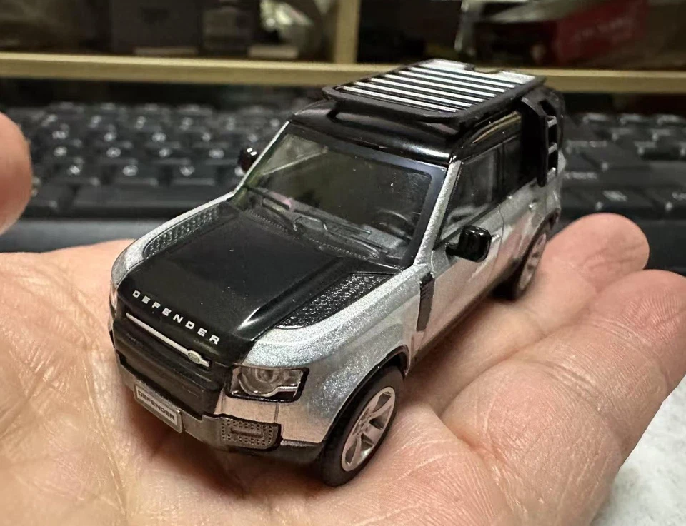 ENCHERY 1:64 Land Rover Defender 110 Diecast Bottom Model Car Rubber Tires - Image 3 of 4