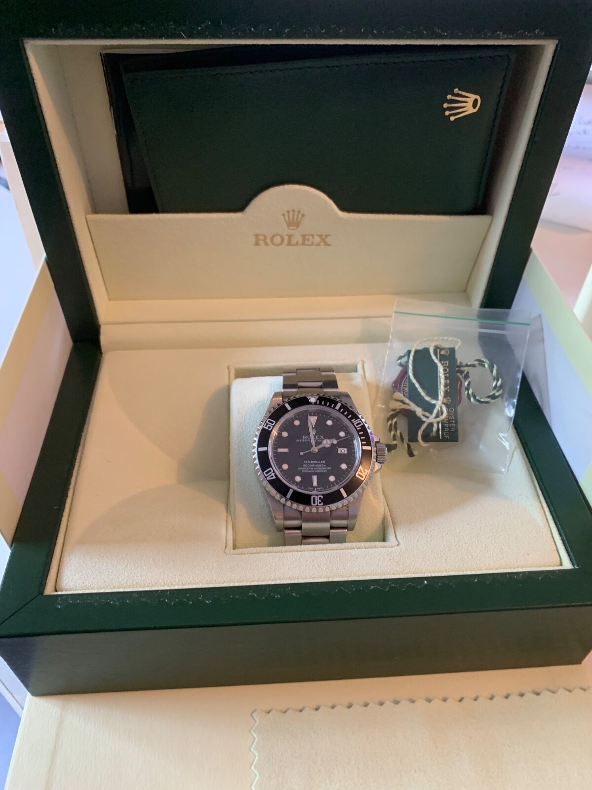 Rolex Sea-Dweller Men's Black Watch - 16600 
