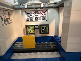 LEGO CITY: Mobile Command Center (60139); USED; COMPLETE with Instructions