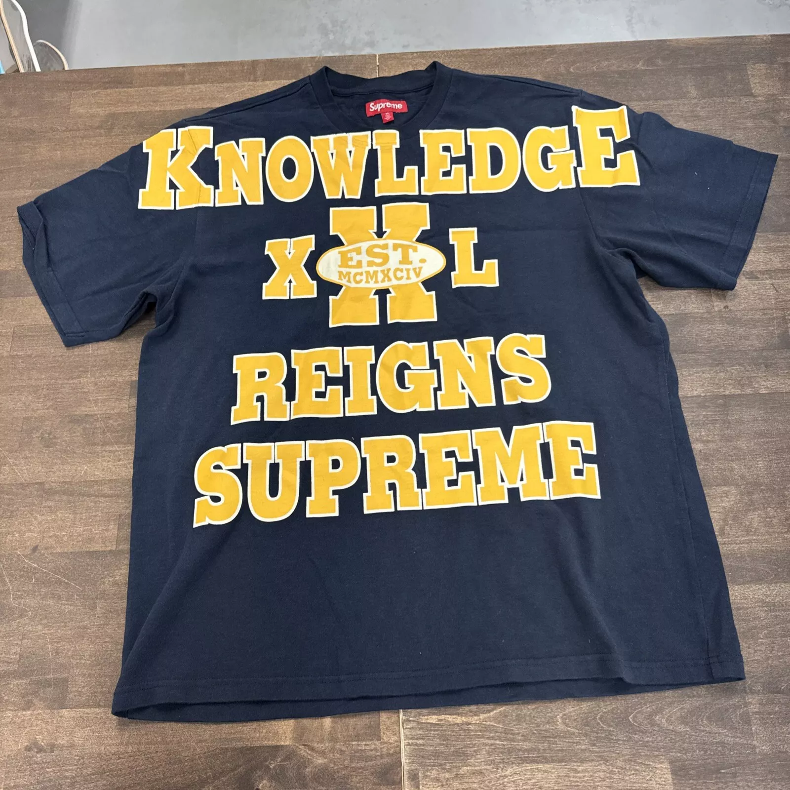 Taille XL   T shirt Supreme Overprint Knowledge Reigns (OCCASION)