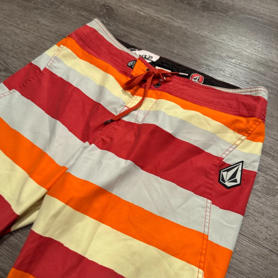 Shorts Volcom Masculino 34 Boardies Listrado Vintage V2S 2 Vias Stretch Surf Logotipo Y2k - Imagem 2 de 4