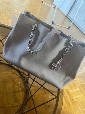 Michael Kors Damen Schultertasche Leder grau Kettenriemen Magnetverschluss M