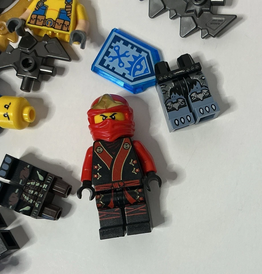 Lote de piezas de minifiguras Lego ~ Ninjago, Nexo Knights, Chima + Más ~ LEER DESCRIPCIÓN... Foto 2 de 4