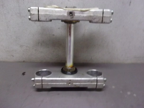 Conjunto de árvores triplas para 1990-91 KTM 350 - Imagem 2 de 4