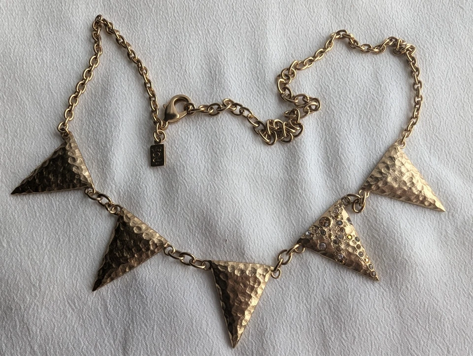 Collar triángulo martillado dorado Tat2 Designs, cristales de Swarovski (precio de venta sugerido por el fabricante 300 $)