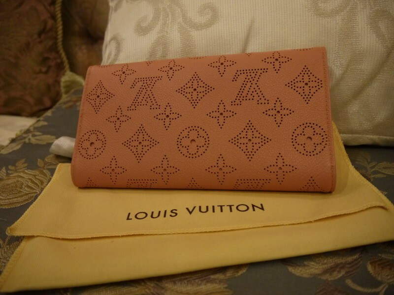 NEW LOUIS VUITTON Monogram MAHINA Leather Amelia Wallet Pink organizer