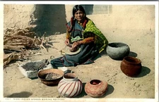 MOKI INDIAN NATIVE AMERICAN INDIAN WOMAN MAKING POTTERY OLD POSTCARD 