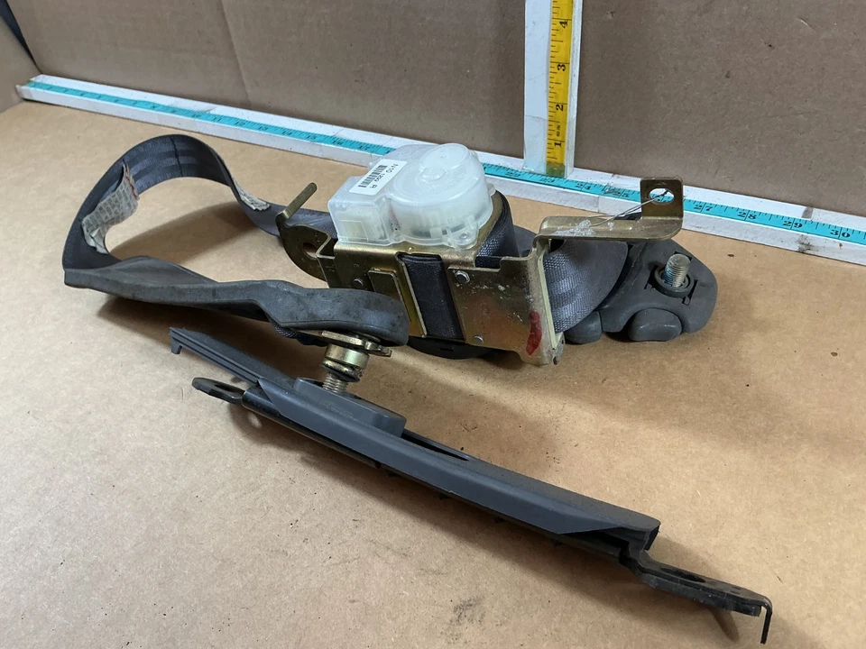Cinturón de seguridad delantero derecho del lado del pasajero Mitsubishi Eclipse 1995-1999 con deslizador Foto 3 de 4