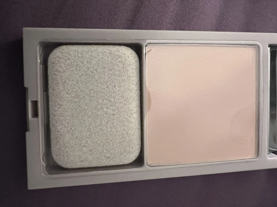 BeComing Smooth Finish Pressed Powder Light/Medium 30. - Image 2 of 4