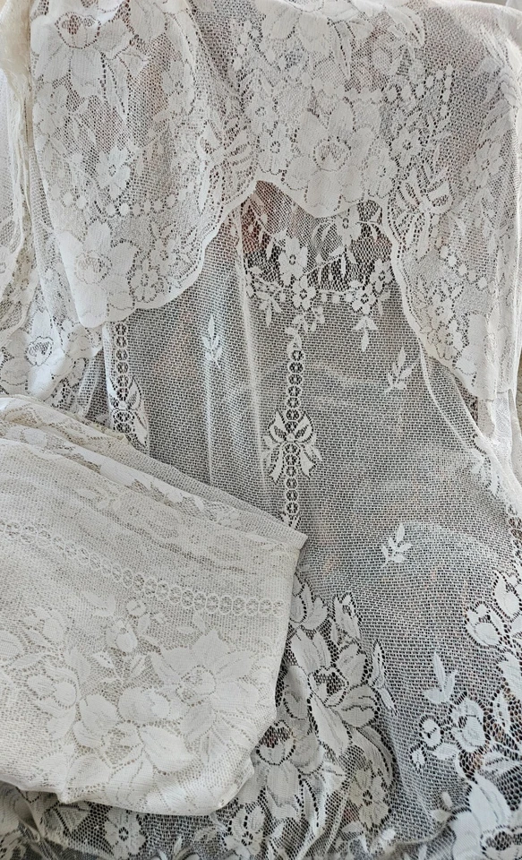 Cortinas de renda clássicas para casa inteira com válvula anexada. 61 por 54 usado. - Imagem 2 de 4