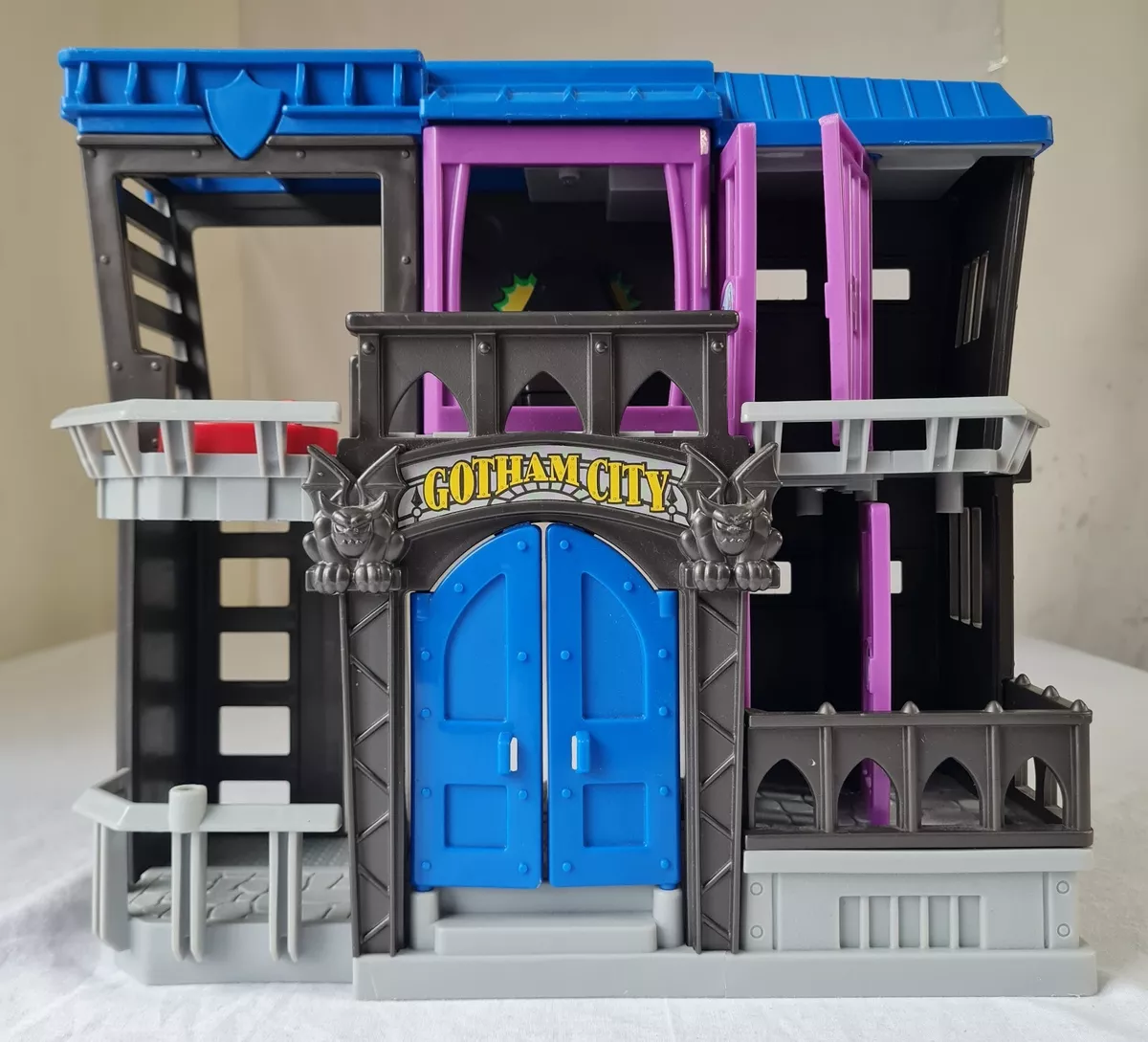 Batman best sale house toy