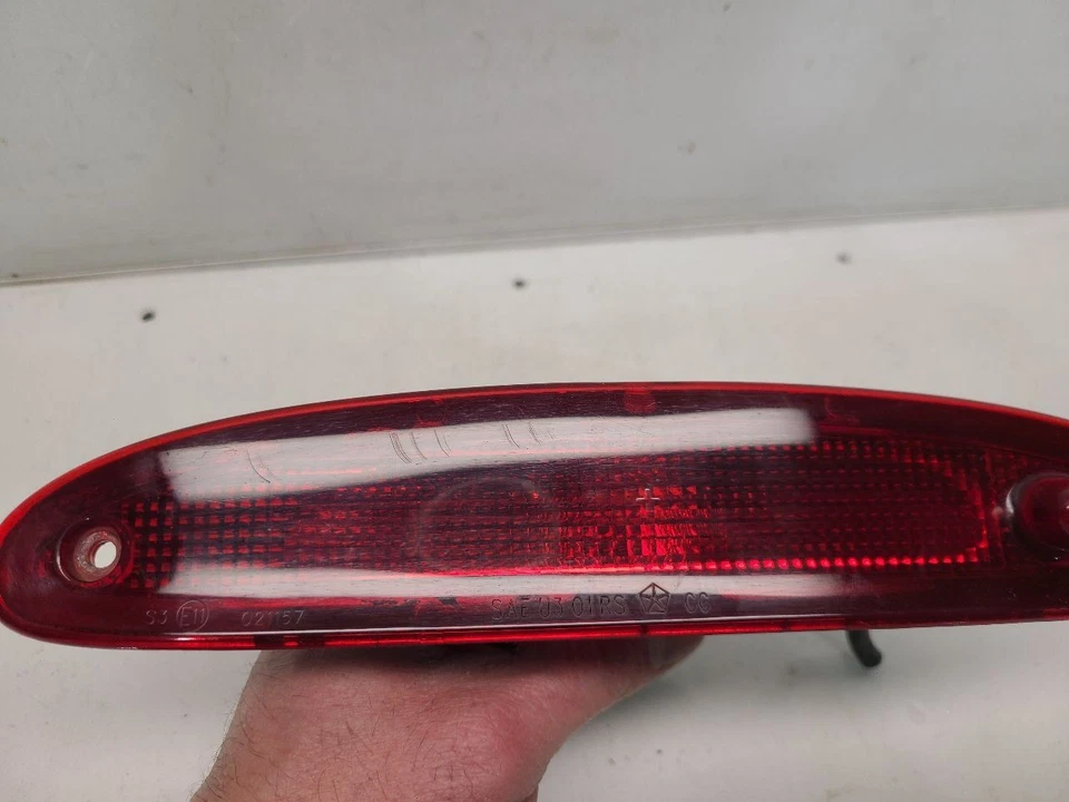 Dodge Caravan 2006 tercera luz de freno trasera *pequeños rasguños* Foto 2 de 4