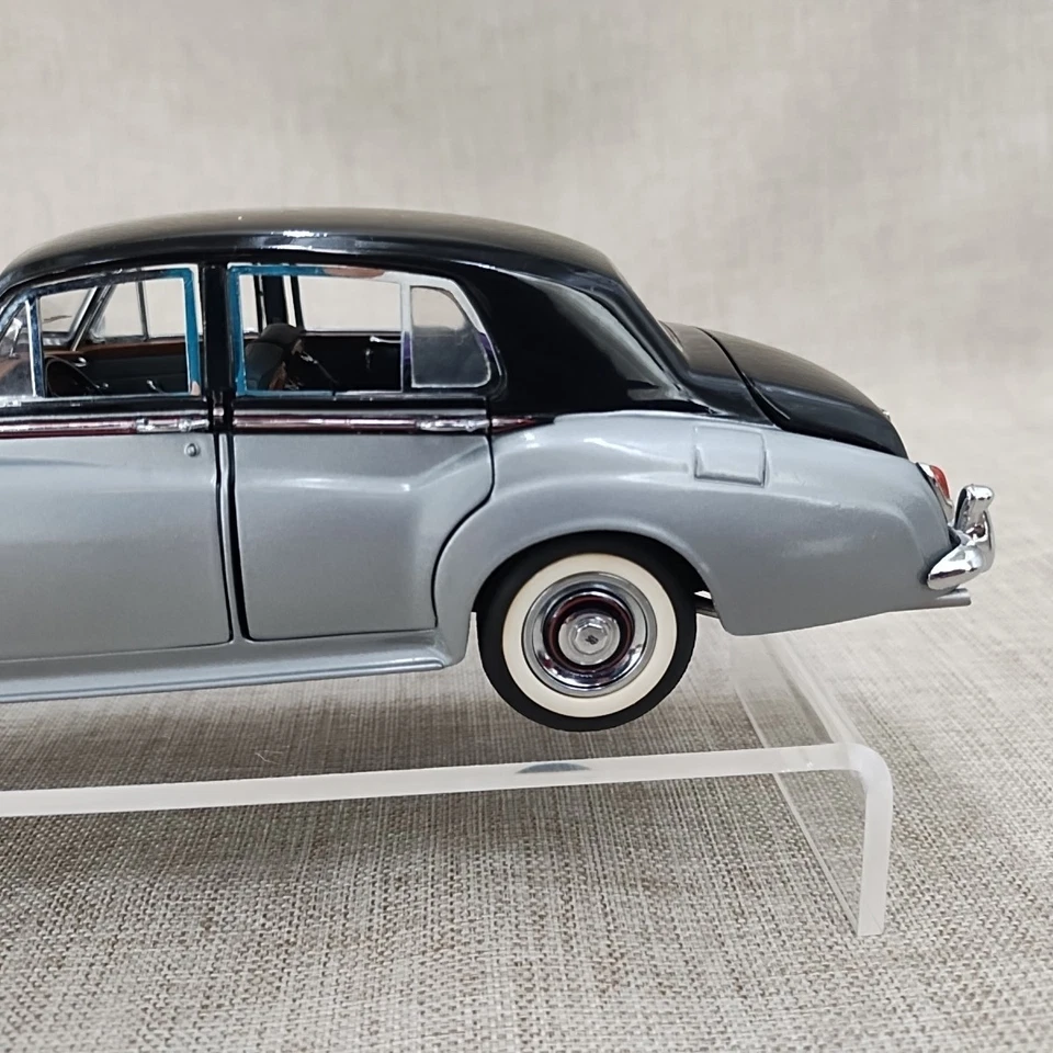 1:24 Franklin Mint Diecast Silver and Black 1955 Rolls Royce Silver Cloud I - Image 3 of 4