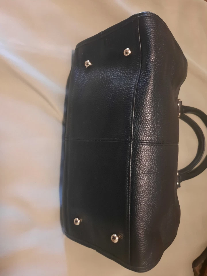 Bolso de mano Ora Delphine de cuero granulado negro con cremallera superior Foto 3 de 4