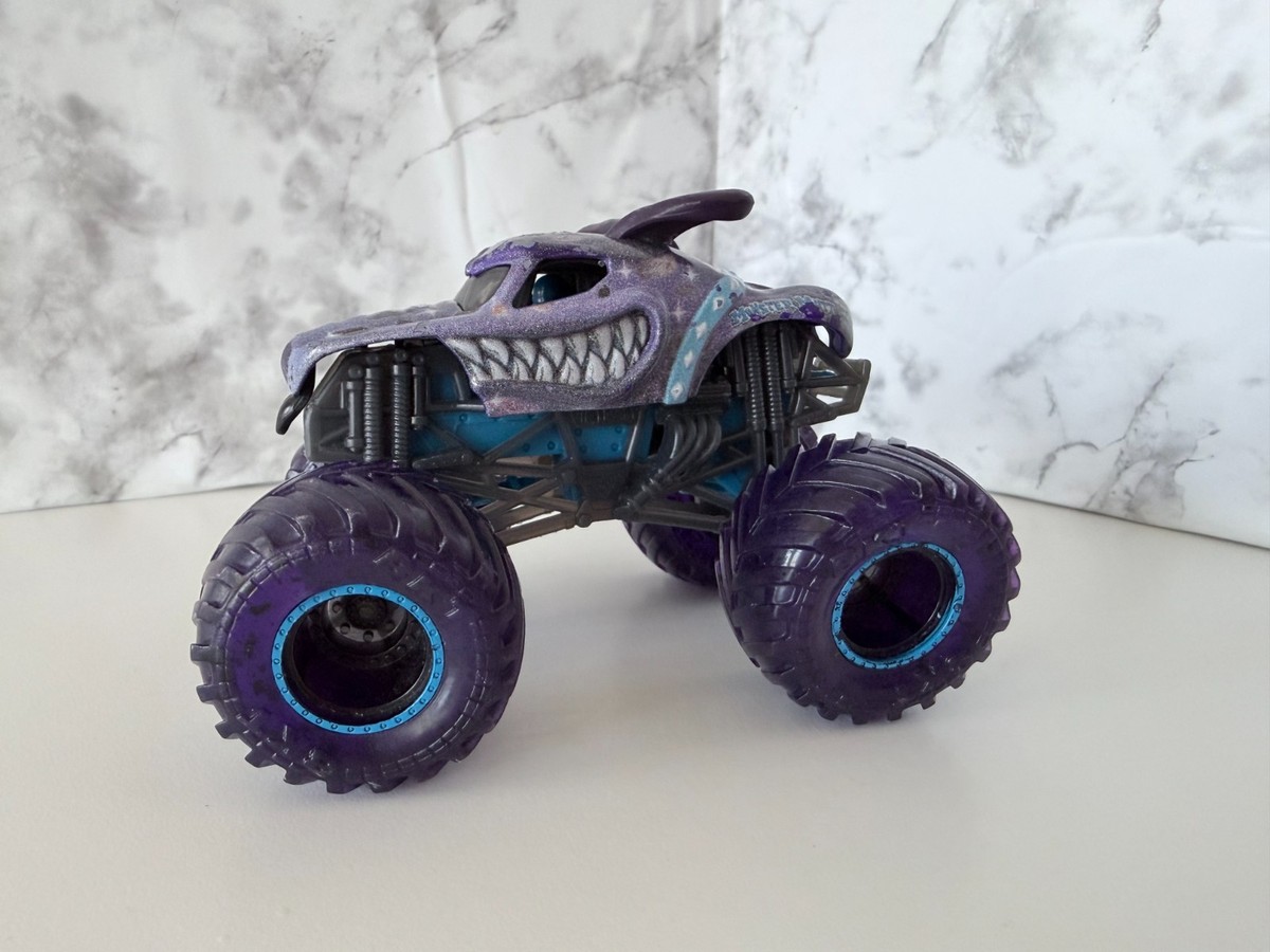 実物 Voodoo Innovations社製　マズルデイバイス Monster Jam Gears & Galaxies Mutt Dalmatian Purple 1/64 Truck Spin