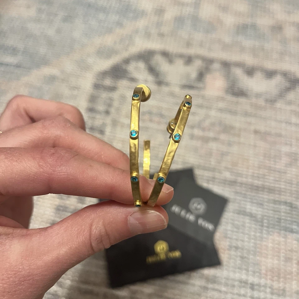 Brincos Julie Vos sobreposição de ouro 24k pedra aquática crescente argolas com saco de pó em excelente estado usado  - Imagem 4 de 4