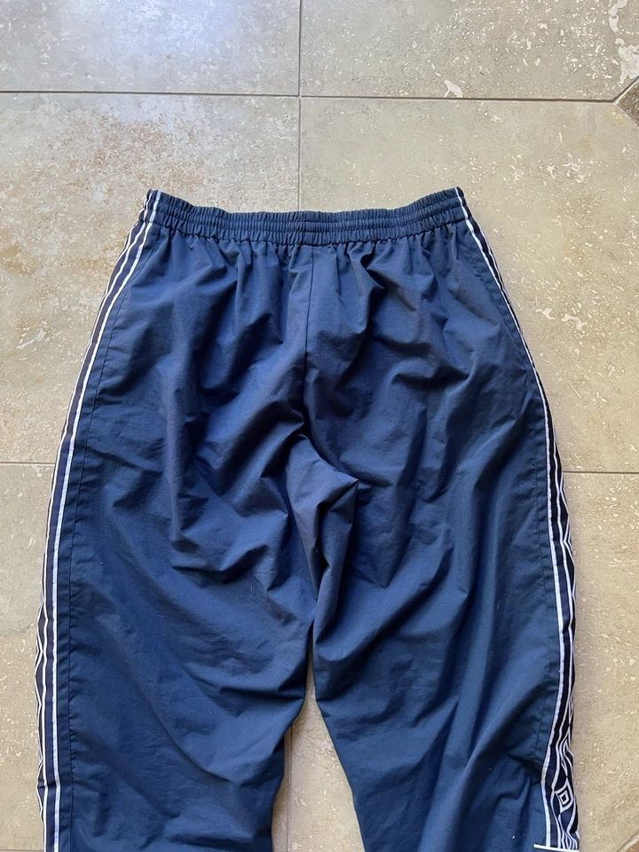 Calça jogger masculina isolada Umbro vintage tamanho GG anos 90 - Imagem 4 de 4
