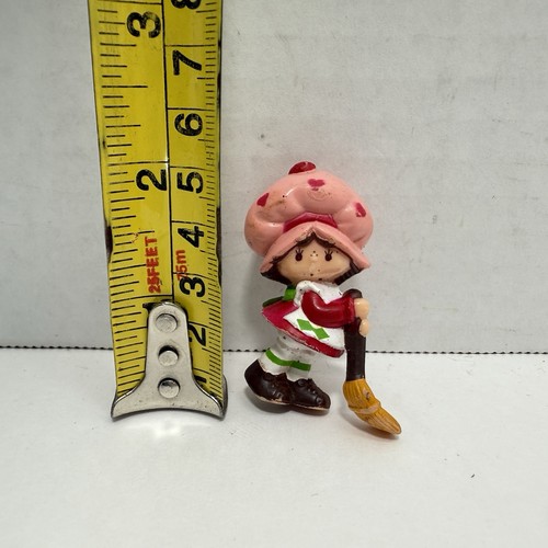 Vintage 1981 Strawberry Shortcake PVC 2" Figurine w/ Broom - Picture 2 of 3
