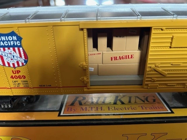 UNION PACIFIC OPERATING w/SIGNALMAN & SOUND " BIG BOYS " O GUAGE MTH RAILING NEW - Image 4 of 4