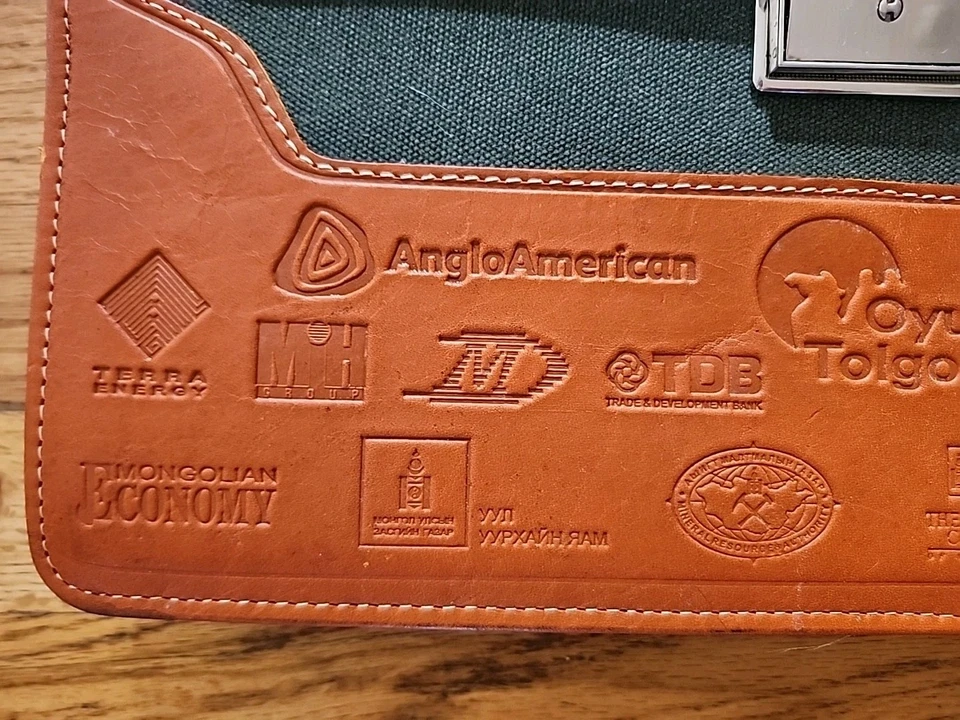 Maletín de colección Discover Mongolia International Mining Investors Forum... Foto 2 de 4