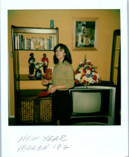 1982 Mujer Salón TV Flores Estante Año Nuevo Marzo Polaroid Foto De Colección