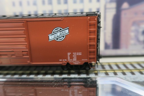 KADEE HO SCALE #5281 CHICAGO & NORTHWESTERN CNW 24324 40' PS-1 BOX CAR W/8' DR! - Picture 10 of 23