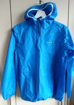 Schlichte blaue   bequeme Windjacke ''DECATHLON'' Quechua seit 16 Jahren