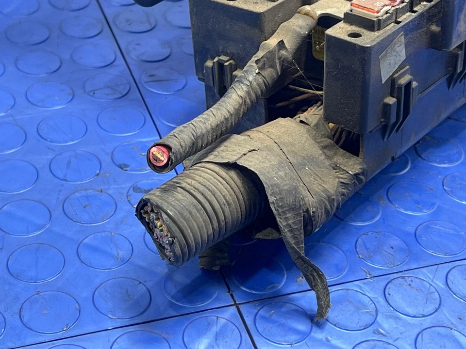 Bloque de conexiones relé caja de fusibles motor Ford Expedition 2009-2014 OEM 9L1Z14A068A Foto 2 de 4