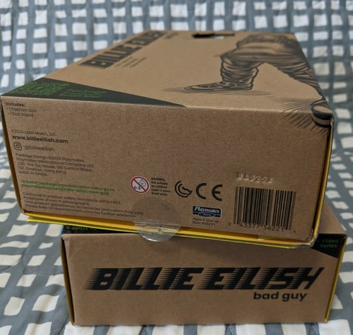 Billie Eilish 10,5" Music Video Action Doll Figure Bad Guy Duh! Artista MISB nuovo - Foto 7 di 8