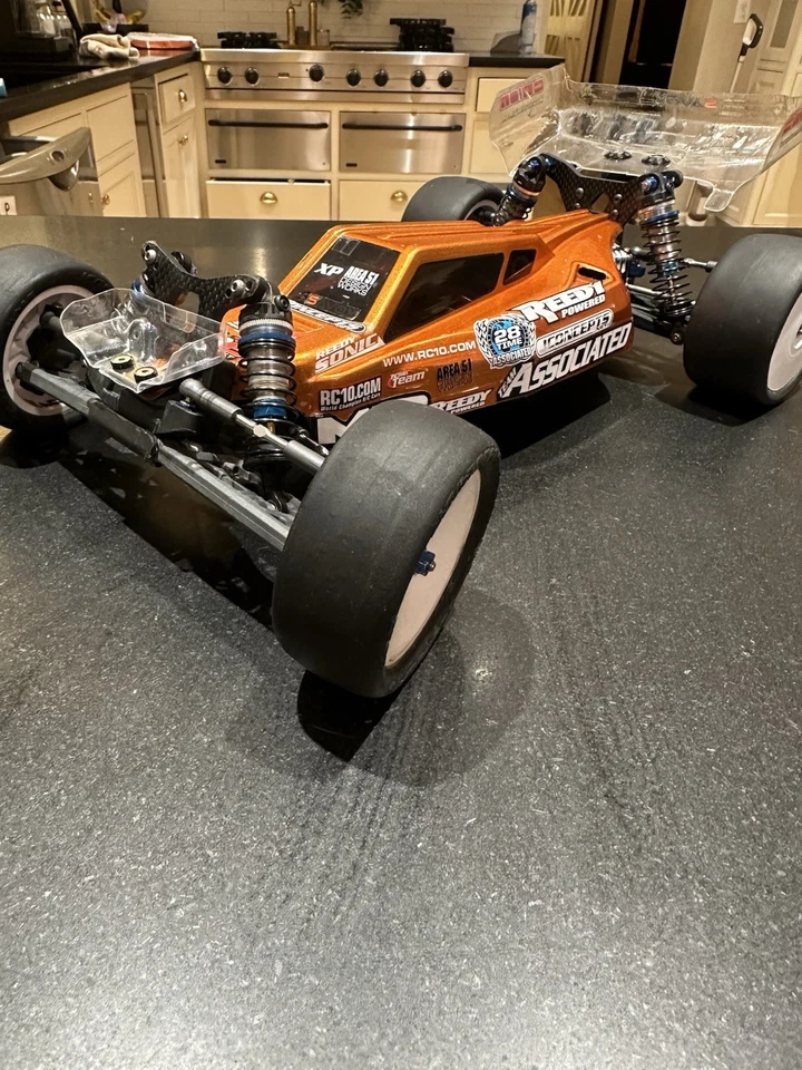 Team Associated RC10B6 RTR - Image 2 of 4