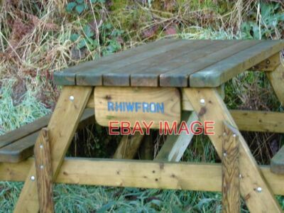 FOTO PICKNICKTISCH DIREKT UNTER DEM BAHNHOF RHIWFRON TAL DER RHEIDOL EISENBAHN