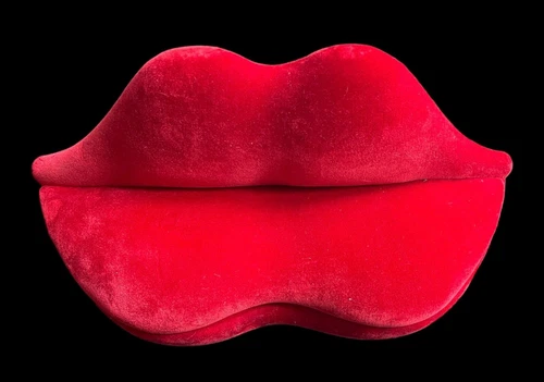 BEAUTIFUL! vintage lips-shaped velvet BARBIE/DOLL sofa GREAT CONDITION